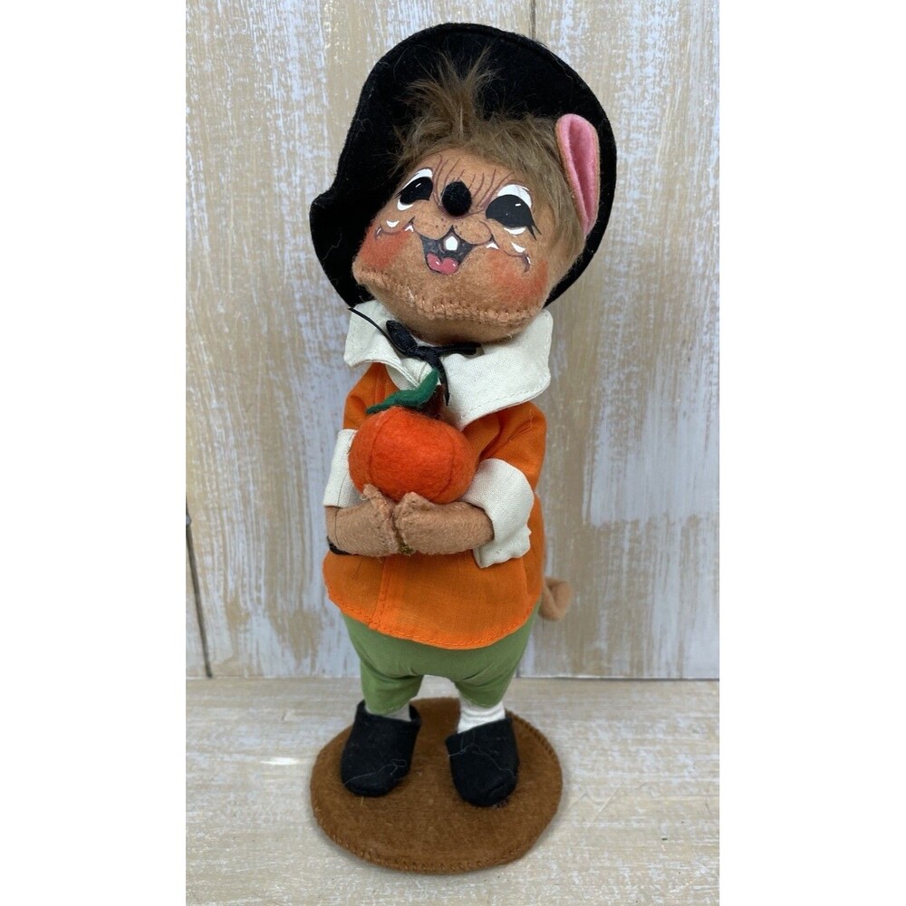 Annalee 2014 Pilgrim Boy Mouse Holding Pumpkin 10.5 Inches Tall Doll